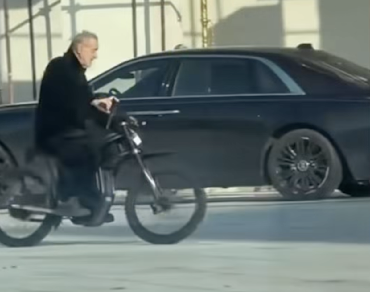Ce căuta Gigi Becali pe motocicletă în curtea bisericii: „I-am făcut proba, dar nu-mi place”