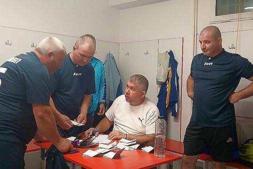 Marius Șerban, aici în alb, în vestiar la un meci din 2025 / foto: Facebook personal