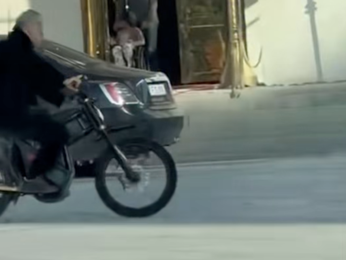 Ce căuta Gigi Becali pe motocicletă în curtea bisericii: „I-am făcut proba, dar nu-mi place”
