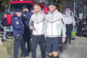 „Ne-am spălat la hotel, la baie îți venea să vomiți” » FCSB a ieșit la atac după meciul de la Bistrița