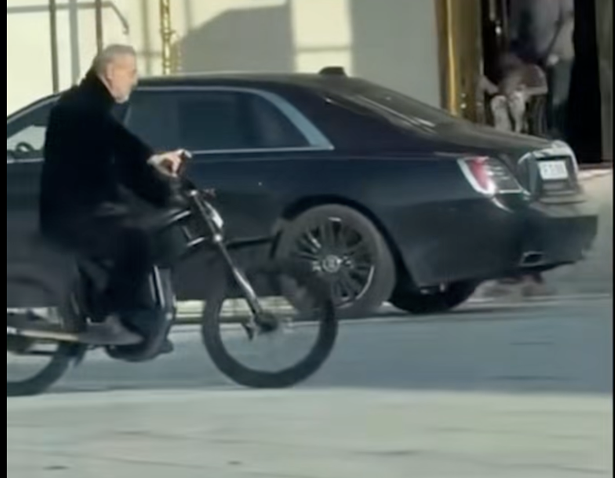 Ce căuta Gigi Becali pe motocicletă în curtea bisericii: „I-am făcut proba, dar nu-mi place”