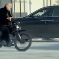 Gigi Becali, pe bicicletă electrică în curtea bisericii