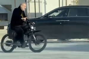 Ce căuta Gigi Becali pe motocicletă în curtea bisericii: „I-am făcut proba, dar nu-mi place”