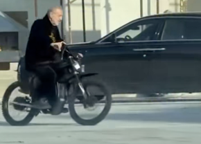 Ce căuta Gigi Becali pe motocicletă în curtea bisericii: „I-am făcut proba, dar nu-mi place”