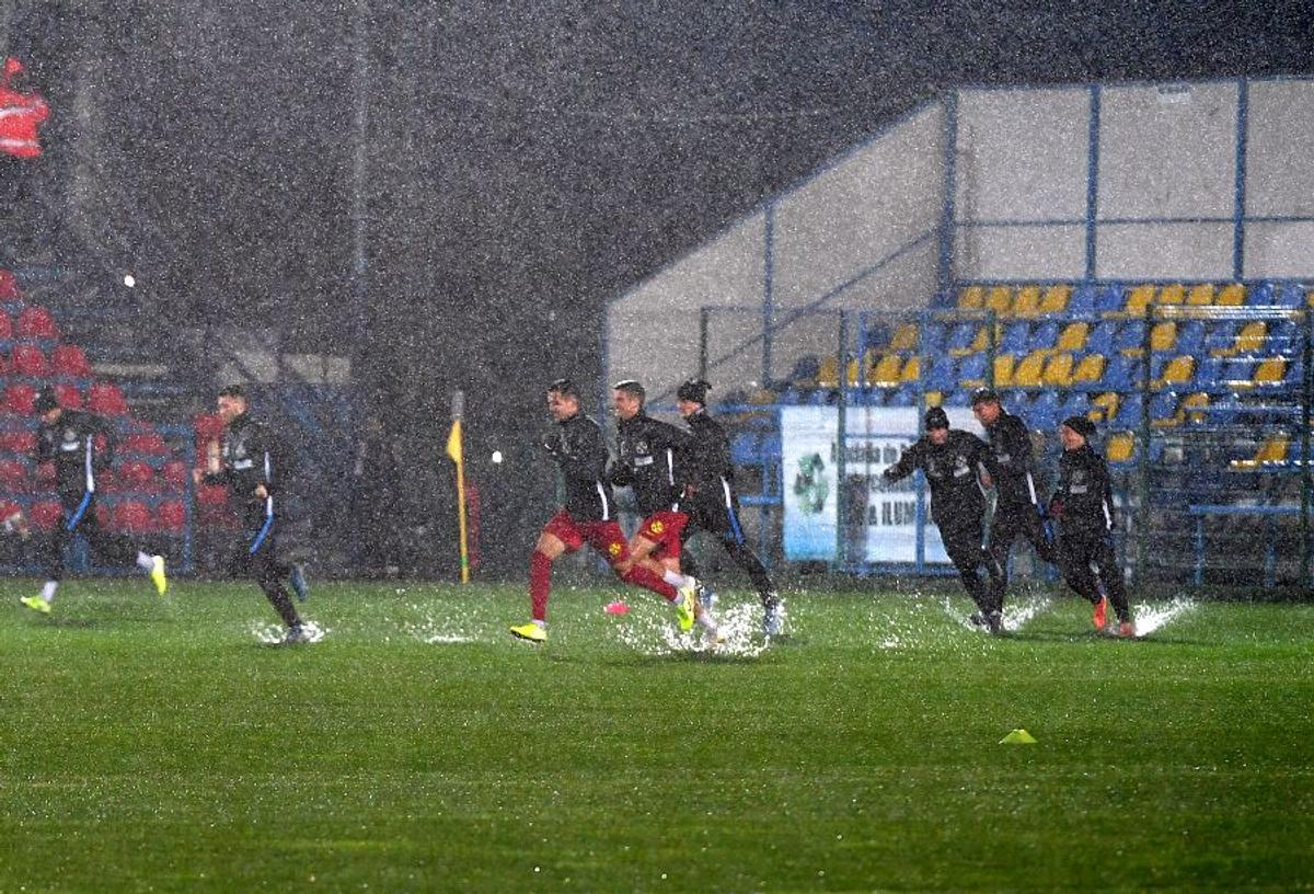 VOLUNTARI - FCSB // VIDEO+FOTO E OFICIAL! Partida a fost amânată din cauza vremii » Când s-ar putea juca