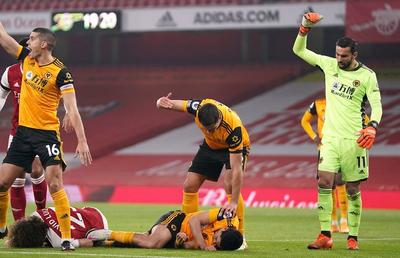 UPDATE Accidentare de coşmar a lui Raul Jimenez: „A fost oribil! Şocant!” » Atacantul lui Wolves, operat