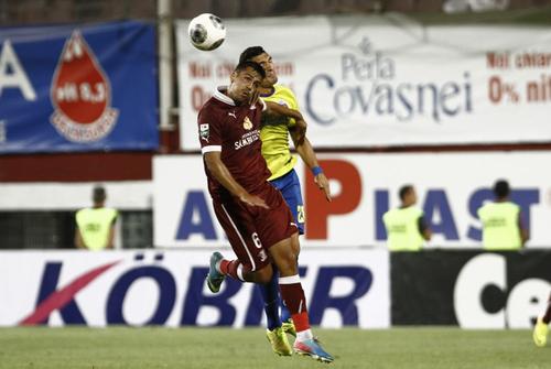 Alexandru Iacob (stânga), într-un meci Rapid - FCSB