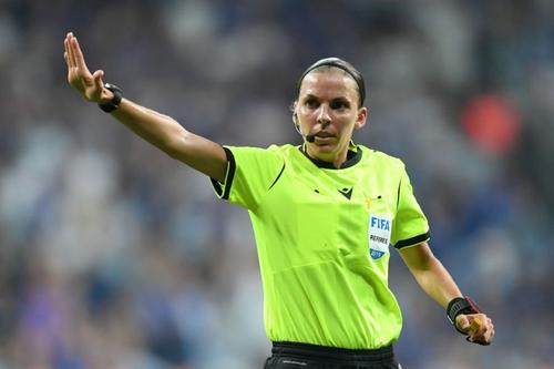 Franțuzoaica Stephanie Frappart, 36 de ani, va arbitra partida Juventus - Dinamo Kiev din Grupa G Champions League, stabilind astfel o premieră.