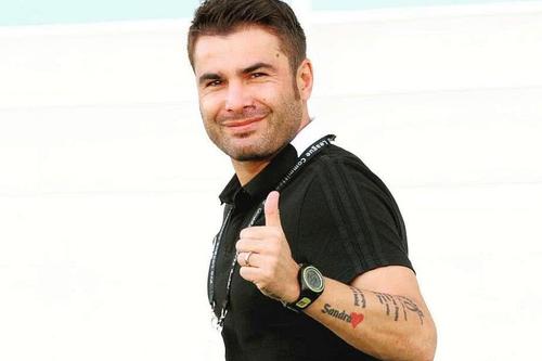 Adrian Mutu (41 de ani) va fi noul antrenor al celor de la CFR Cluj. Acesta va părăsi postul de selecționer al reprezentativei U21, pentru a-l înlocui pe Dan Petrescu (52 de ani).