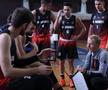 Foto: O scurtă ședință tactică ținută de antrenorul Răzvan Romilă FOTO Cristi Preda