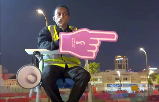 Viralul Mondialului: „Metro? This way!” » Un voluntar face spectacol la CM 2022