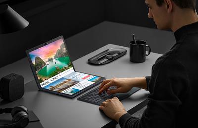Zenbook 17 Fold OLED (UX9702): un ecran pliabil cum nu ai mai văzut