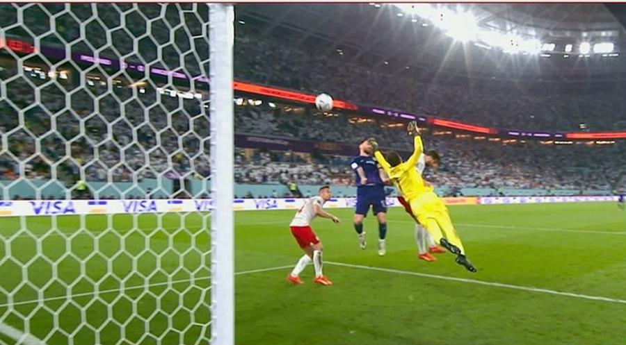 FOTO: Captură @TVR 1 Reacția fanilor de pe stadion, după penalty-ul ratat de Leo Messi în Polonia - Argentina