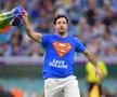 Portugalia - Uruguay 2-0 a fost oprit în minutul 51 din cauza unui suporter care a intrat pe teren. Mario Ferri e numele lui și, conform comunicatului oficial emis de autoritățile qatareze, a fost eliberat imediat după ce a invadat dreptunghiul verde.