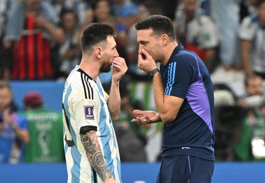 Leo Messi și Lionel Scaloni, căpitanul și selecționerul Argentinei, într-o discuție secretă Foto: Imago Lionel Scaloni se ține de glume înaintea finalei: „Vom căuta ca autocarul Spaniei să nici nu plece de la hotel!”
