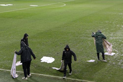 Înaintea meciului Olimpija Ljubljana - Lille, din grupele Conference League, organizatorii au apelat la prosoape pentru a usca gazonul, grav afetat de ploaie. foto: Imago Images