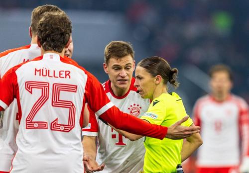 Jucătorii lui Bayern se ceartă cu arbitrul Frappart / Foto: Imago