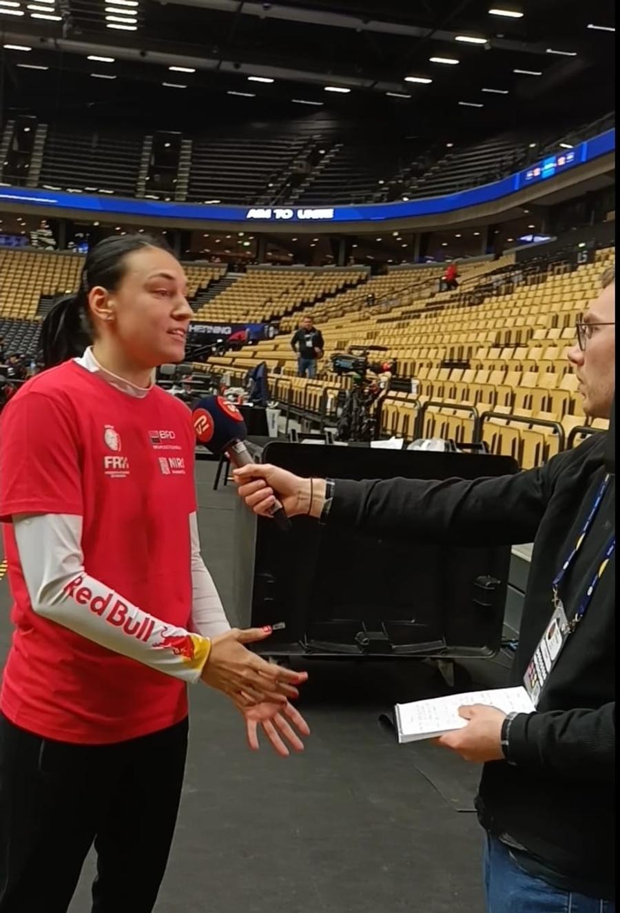 Cristina Neagu în timpul interviului pentru televiziunea din Danemarca FOTO FRH Cristina Neagu a confirmat informațiile: „Nu știu când și dacă voi putea juca la Mondial!”