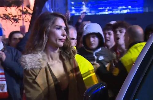 Carolina Ales, membră în conducerea Sevillei, protejată de stewarzi în fața atacul fanilor