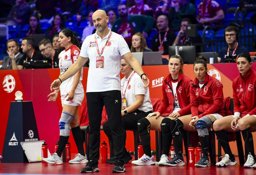 Costică Buceschi a pregătit naționala Turciei Costică Buceschi este favorit pentru a prelua echipa de handbal feminin Minaur Baia Mare