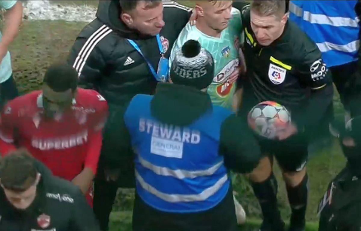 Abia l-au ținut! Scandal pe tunel, la pauza meciului Dinamo - Sepsi