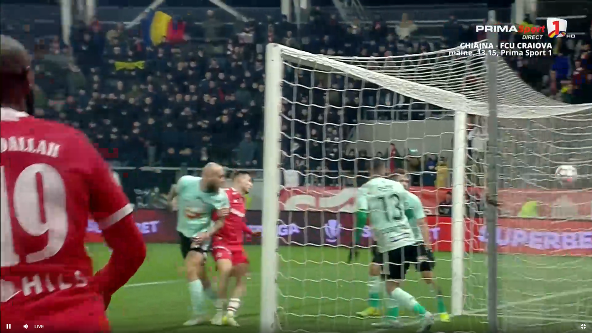 Autogol de necrezut în Dinamo - Sepsi. Cum a putut să lovească mingea!