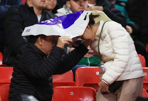 Suporterii lui Manchester United, plouați la propriu și la figurat la meciurile favoriților pe Old Trafford / Foto: Imago