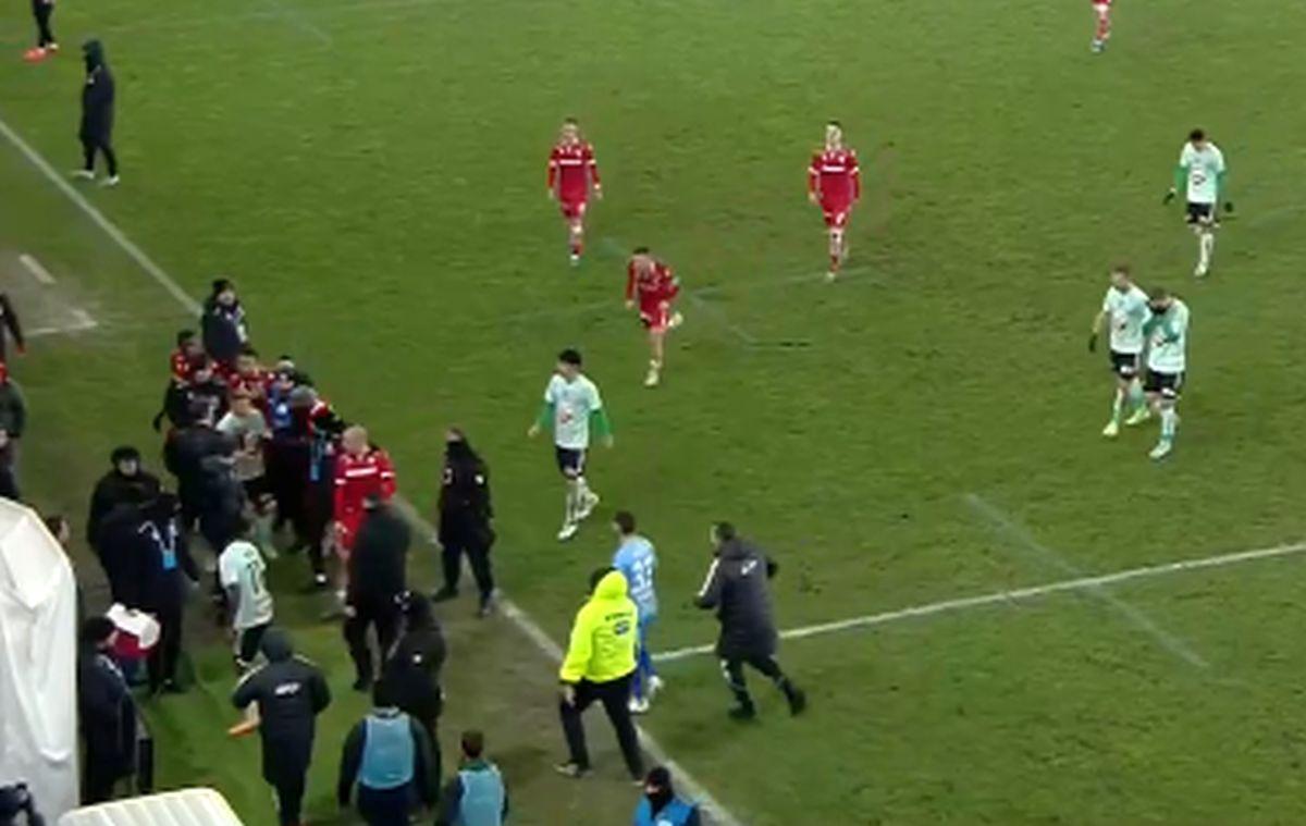 Scandal pe tunel, la pauza meciului Dinamo - Sepsi