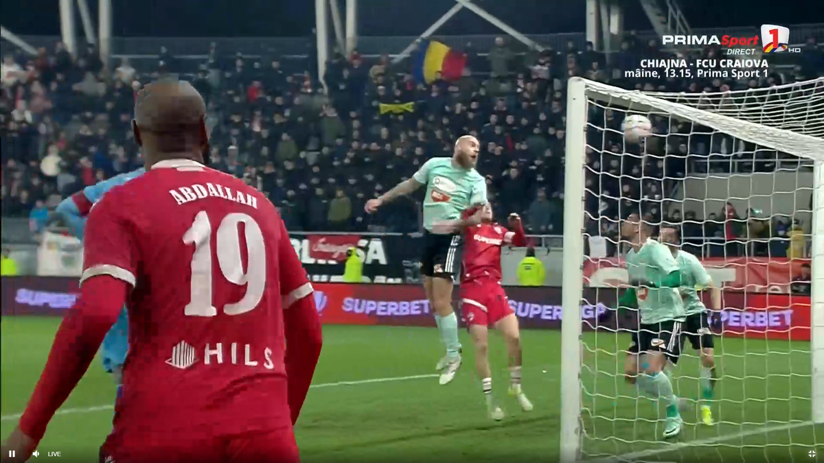 Autogol de necrezut în Dinamo - Sepsi. Cum a putut să lovească mingea!