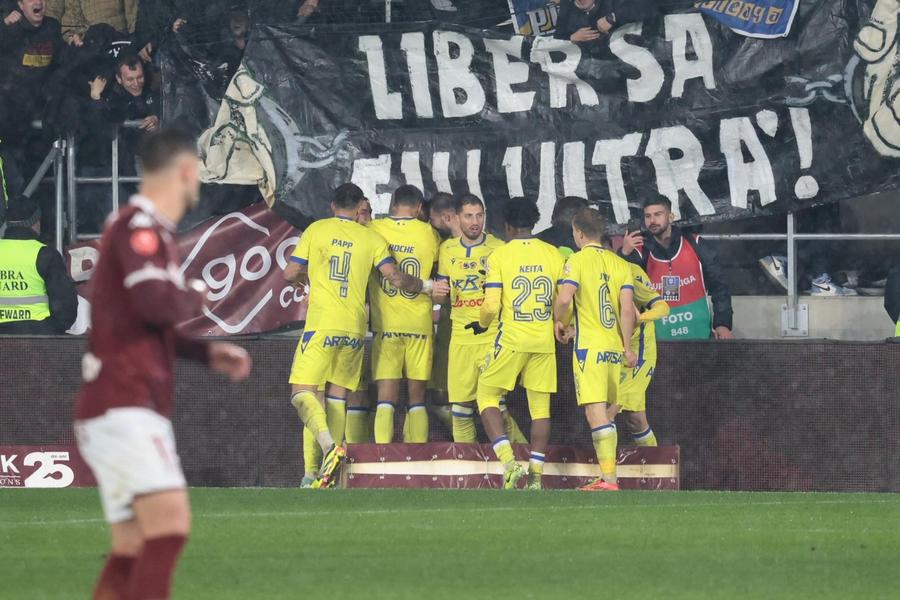 Bucuria Petrolului după golul înscris de Tudorie a așternut liniștea în fieful Rapidului Note GSP la Rapid - Petrolul 1-1 » Doi de 4 în trupa Giuleștiului și doi de 8 la ploieșteni + Diferența dintre Șumudică și Topal
