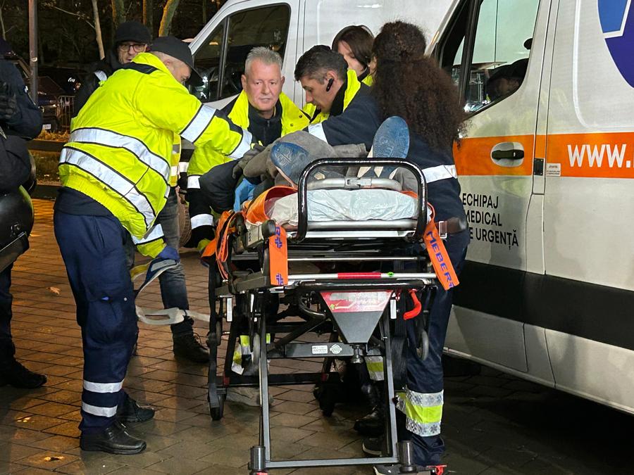 Un fan al lui Sepsi a căzut în cap la meciul cu Dinamo Incident grav pe „Arcul de Triumf”! Un suporter al lui Sepsi a plecat cu ambulanța de la stadion » Imaginile surprinse de reporterii GSP