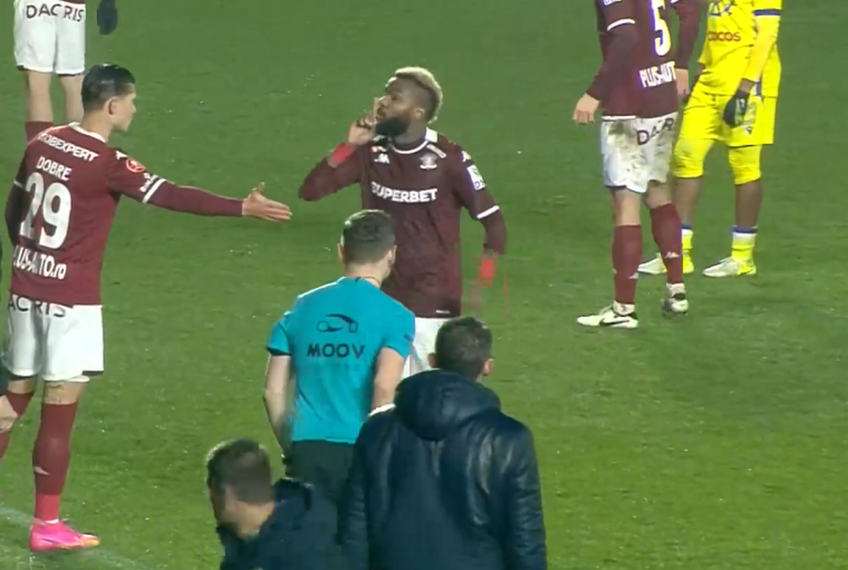 Aaron Boupendza, făcându-le semn să tacă fanilor