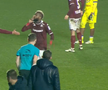Aaron Boupendza, făcându-le semn să tacă fanilor