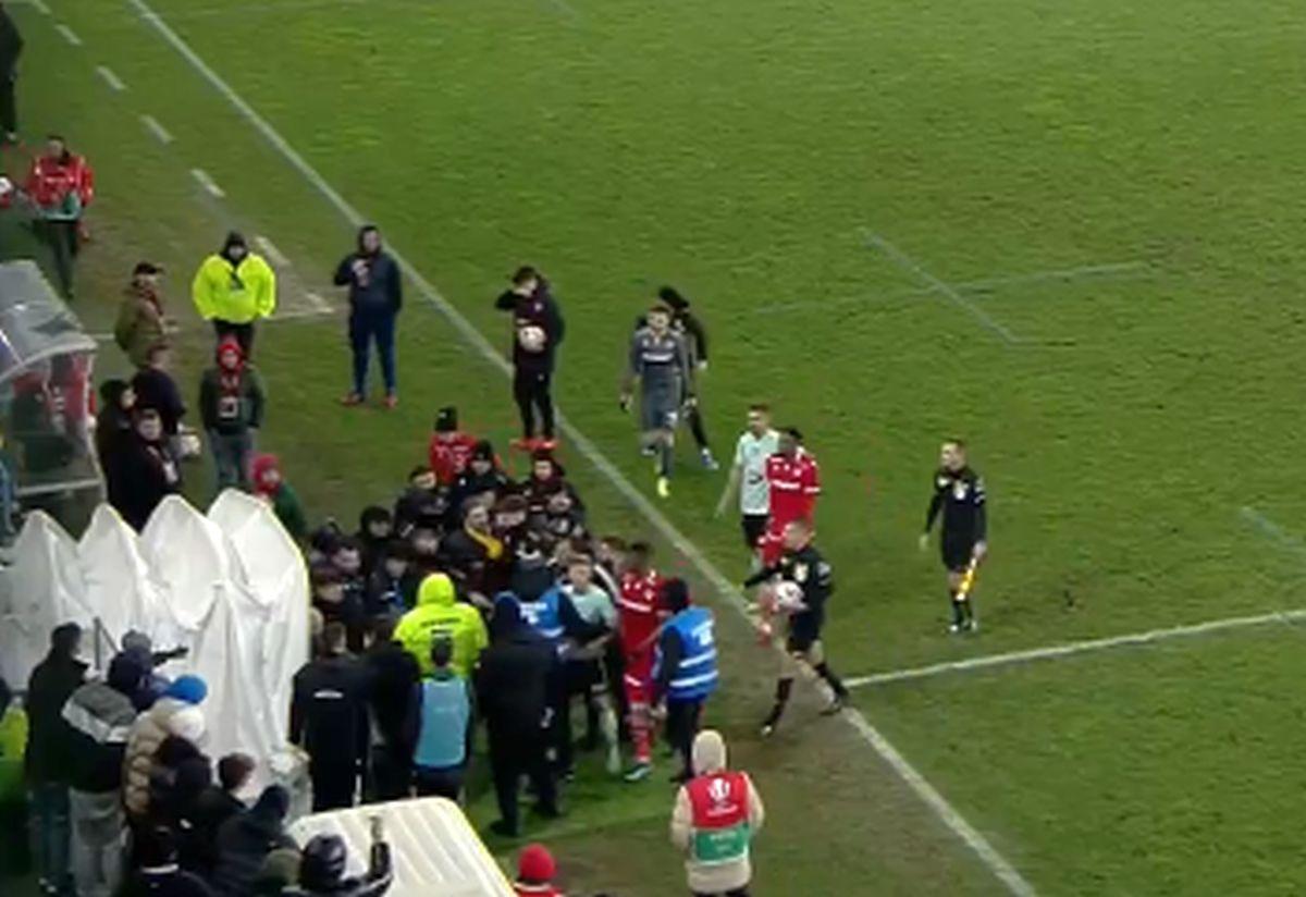 Scandal pe tunel, la pauza meciului Dinamo - Sepsi