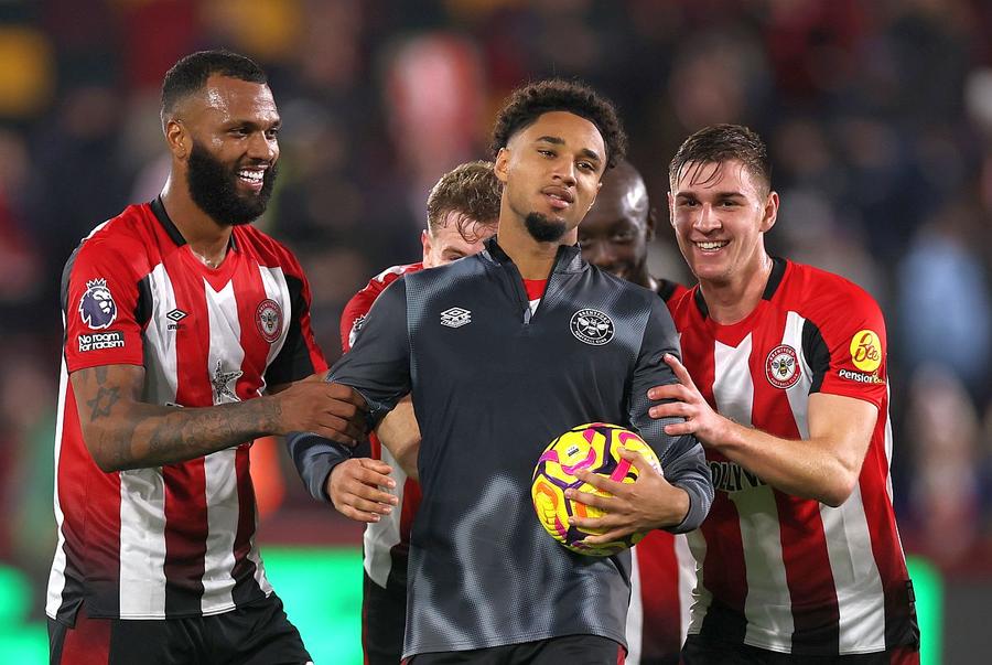 Kevin Schade a „confiscat” mingea după hat-trick-ul de astăzi // foto: Guliver/gettyimages Fiul lui Patrick Kluivert a scris ISTORIE în Premier League: nu se mai întâmplase niciodată!