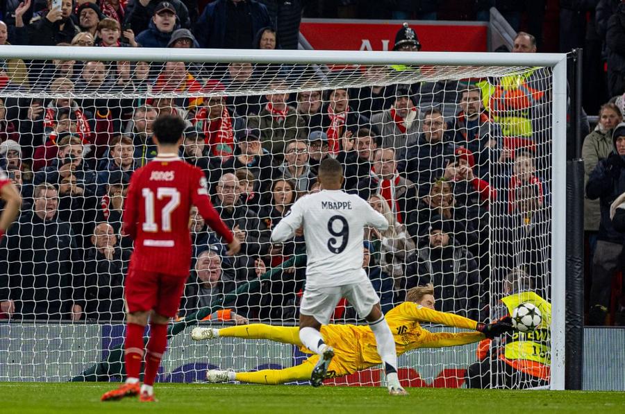 Kylian Mbappe execută slab lovitura de la 11 metri obținută de Lucas Vazquez la Liverpool / Foto: Imago Radiografia crizei lui Mbappe. „E devastat emoțional! Colegii îl izolează, Bellingham îl umilește”