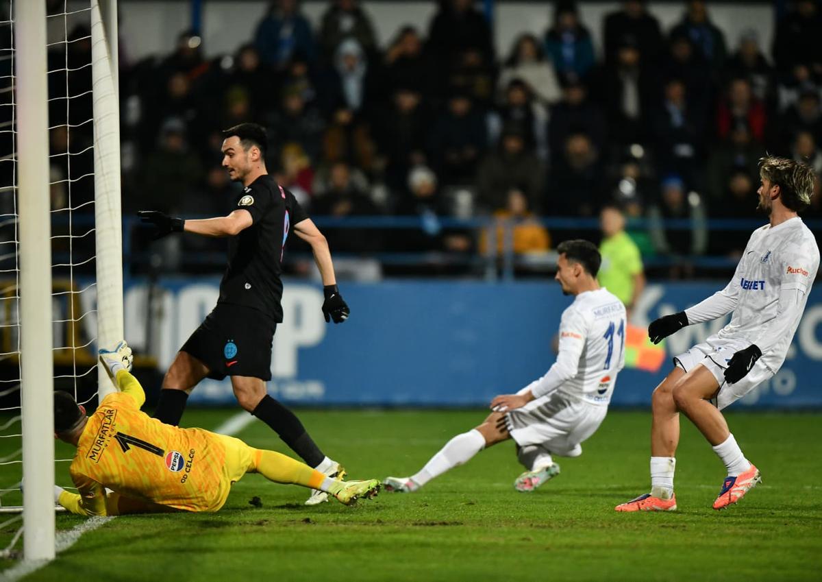 Erori în lanț » David Miculescu a înscris în Farul - FCSB după o fază încâlcită