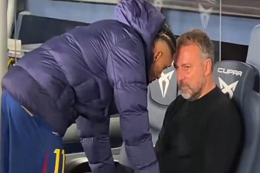 Hansi Flick și Raphinha / captură X @DAZN_ES Raphinha și degetul spre înainte