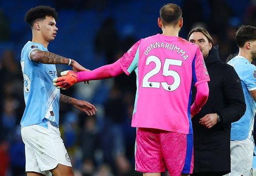 Daniel Farke, managerul lui Leeds, îi reproșează lui Gianluigi Donnarumma simularea unei accidentări / Foto: Imago
