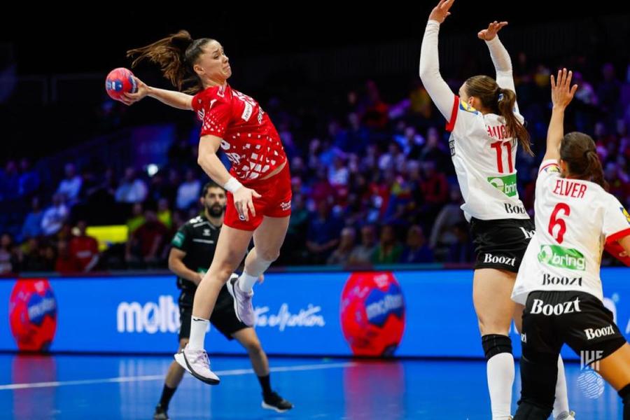 Line Haugsted în defensivă în meciul Danemarca - Croația de la Campionatul Mondial Foto: IHF Danemarca, adversara României în ultimul meci din grupa A, și o apărare puternică: „Întotdeauna e grozav să fii lângă ea în defensivă”