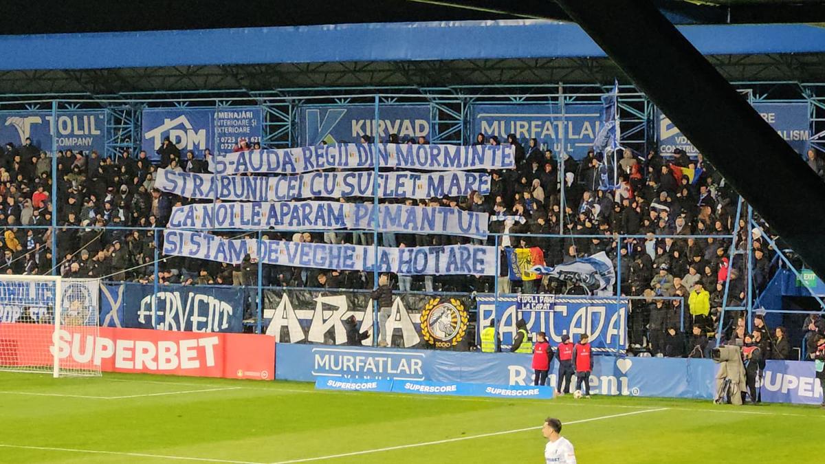 Incredibil cum au reușit ultrașii FCSB să bage un banner la meciul cu Farul: „Lasă-i... decât să rupă scaunele”