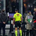 „Centralul” Giuseppe Collu a fost chemat la monitor de VAR-ul Aleandro Di Paolo ca să revadă faza din careul lui Milan, după care n-a acordat penalty pentru Lazio pe 30 noiembrie 2025 / Foto: Imago