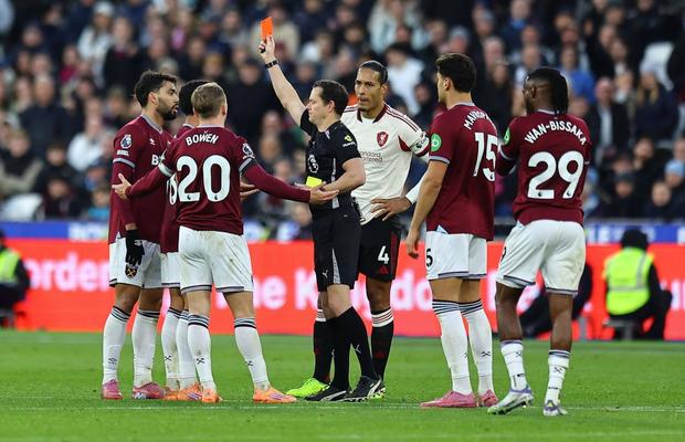 „O fi pariat?” » Eliminare stupidă în Premier League: a luat două „galbene” în 20 de secunde