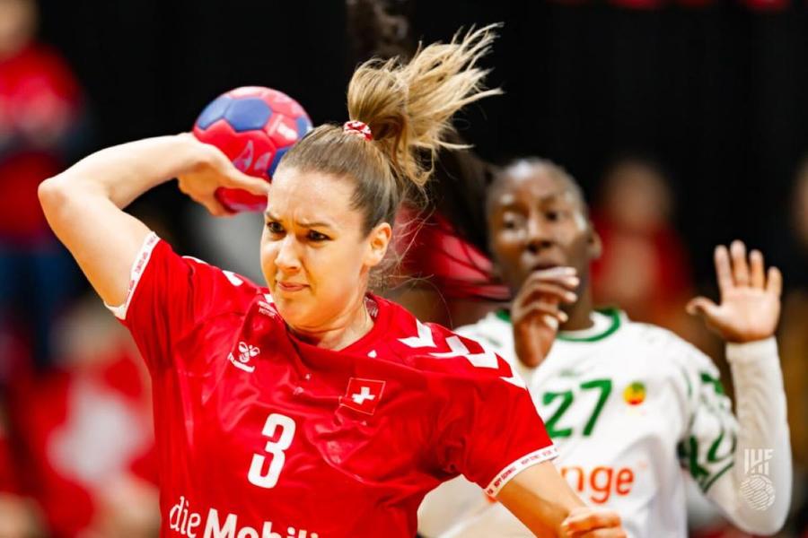 Kerstin Kundig în acțiune la Campionatul Mondial 2025 Foto: IHF Elveția, adversară a României în grupa principală la Campionatul Mondial, performanță istorică după o victorie la mare luptă