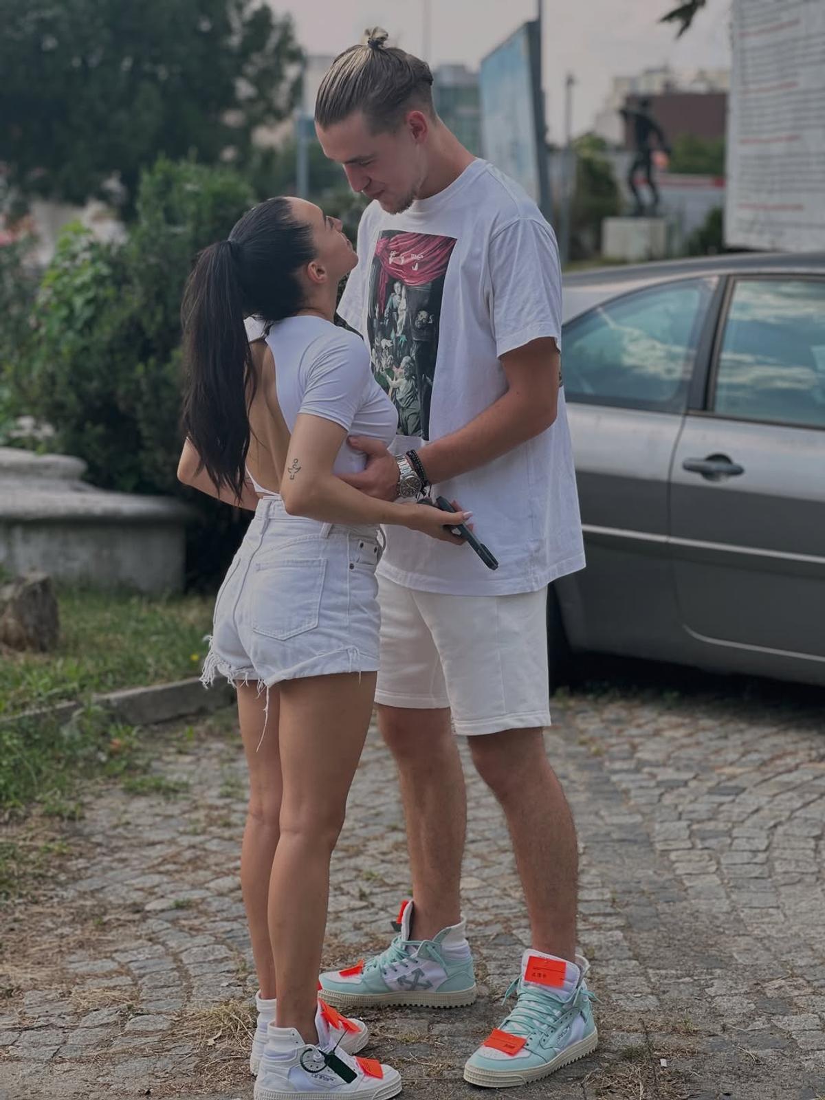 Larisa Iordache și soțul ei, părinți ai unei fetițe