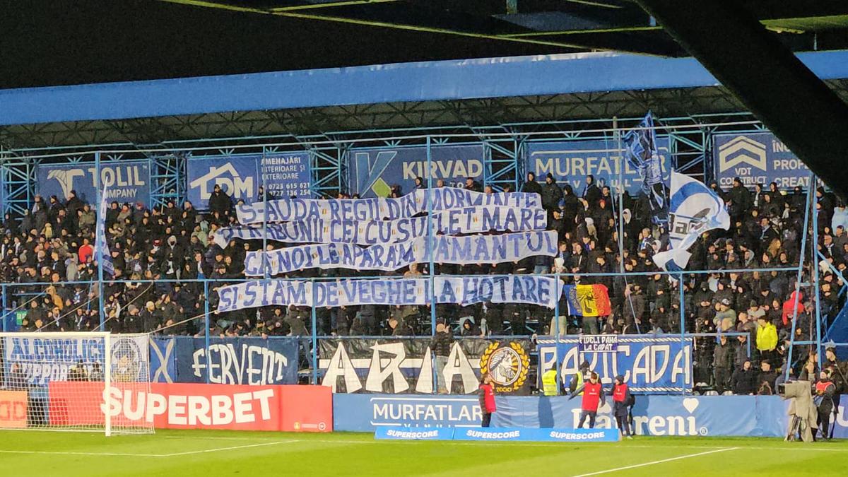 Incredibil cum au reușit ultrașii FCSB să bage un banner la meciul cu Farul: „Lasă-i... decât să rupă scaunele”