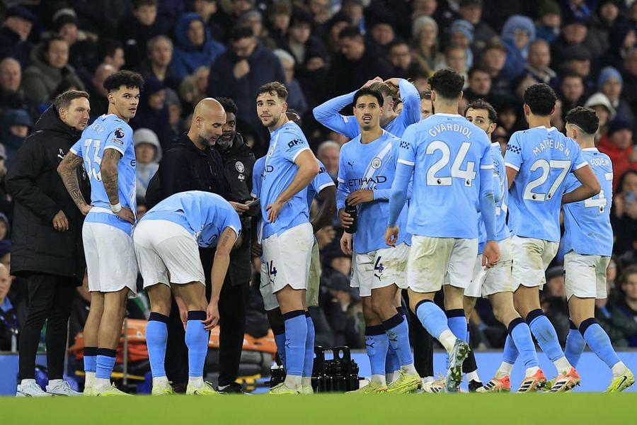 Pep Guardiola profită de accidentarea lui Donnarumma ca să le vorbească jucătorilor săi / Foto: Imago Pep Guardiola, atacat dur după un moment din timpul meciului cu Leeds: „Foarte inteligent. Al patrulea oficial mi-a spus că nu se poate face nimic”