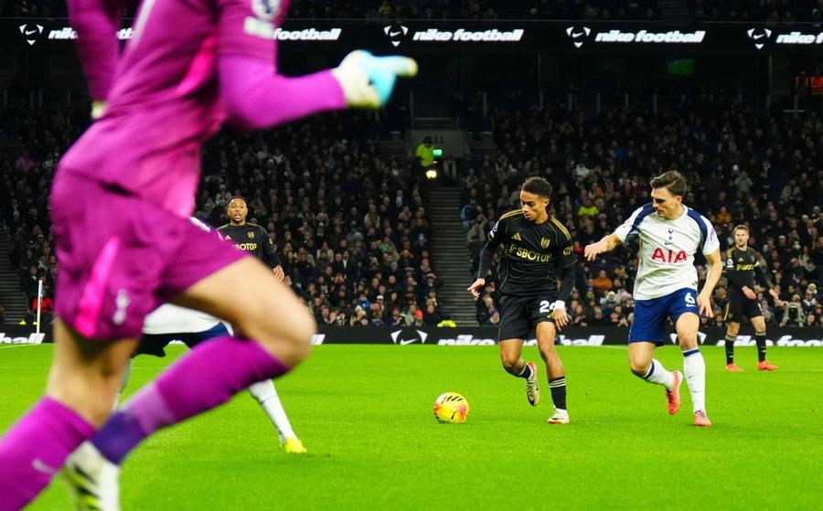 Vicario tocmai i-a pasat adversarului Josh King, de la care balonul va ajunge la Harry Wilson, autorul golului doi al lui Fulham / Foto: Imago Schimbă Radu Drăgușin din nou antrenorul?! Thomas Frank, „îngropat” de propriul portar