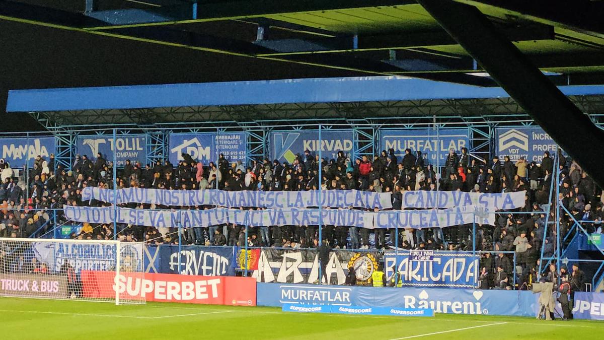 Incredibil cum au reușit ultrașii FCSB să bage un banner la meciul cu Farul: „Lasă-i... decât să rupă scaunele”
