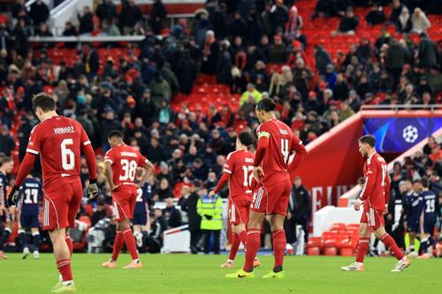 Jucătorii lui Liverpool, cu capetele plecate după 1-4 cu Eindhoven în Champions League / Foto: Imago
